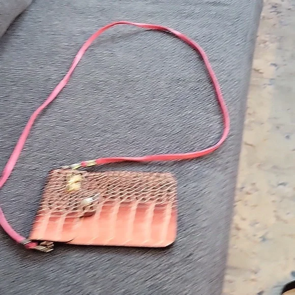 Handbags - Picture 6 of 8